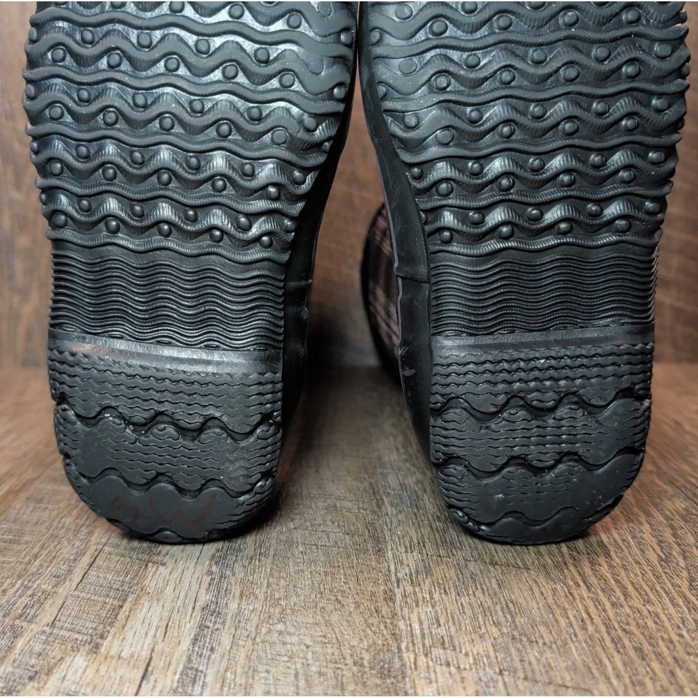 Bogs Kids Youth Size 1 Waterproof Insulated Rain Boots Black Plaid Boys Girls